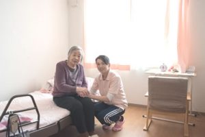居室で職員が入居者と面談・相談している場面
